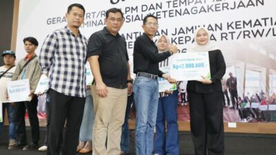 Wali Kota Batam Serahkan Santunan Jaminan Kematian Rp420 Juta untuk RT, RW, dan LPM