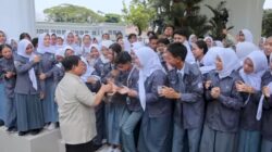 NEWS VIDEO: Presiden Prabowo Terima 185 Pelajar Forum OSIS Jabar di Istana Merdeka