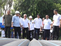 Amsakar Achmad Tinjau Pengerjaan Pemasangan Jaringan Pipa Distribusi Air Minum