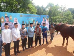 Polda Kepri Potong Hewan Kurban, Salurkan Bantuan untuk Warga dan Anak Yatim