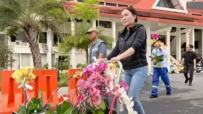Li Claudia Sumbangkan Bunga Anggrek Hadiah Ulang Tahun untuk Mempercantik Kota Batam