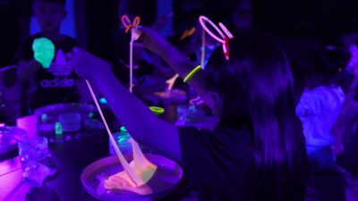 Neon Slime Adventure di Wyndham Panbil Batam, Anak-Anak Diajak Berkreasi dalam Dunia Neon yang Interaktif