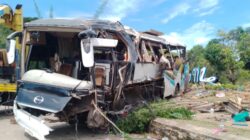 Kondisi Bus Hancur Usai Terbalik di Pantai New Melur, Satu Penumpang Tak Tertolong