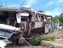Kondisi Bus Hancur Usai Terbalik di Pantai New Melur, Satu Penumpang Tak Tertolong