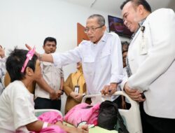 Air Mata Amsakar Luruh Saat Menjenguk Bocah Korban Kekerasan Ibu Tiri, Janji  Sekolahkan Hingga Tuntas