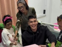 Influencer Malaysia Aisar Khalid Jenguk Bocah Korban Kekerasan Ibu Tiri di RSUD Embung Fatimah Batam