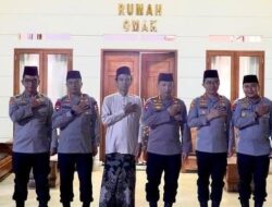 Kapolri Sambangi Kediaman UAS di Kampar, Disambut Hangat hingga Larut Malam