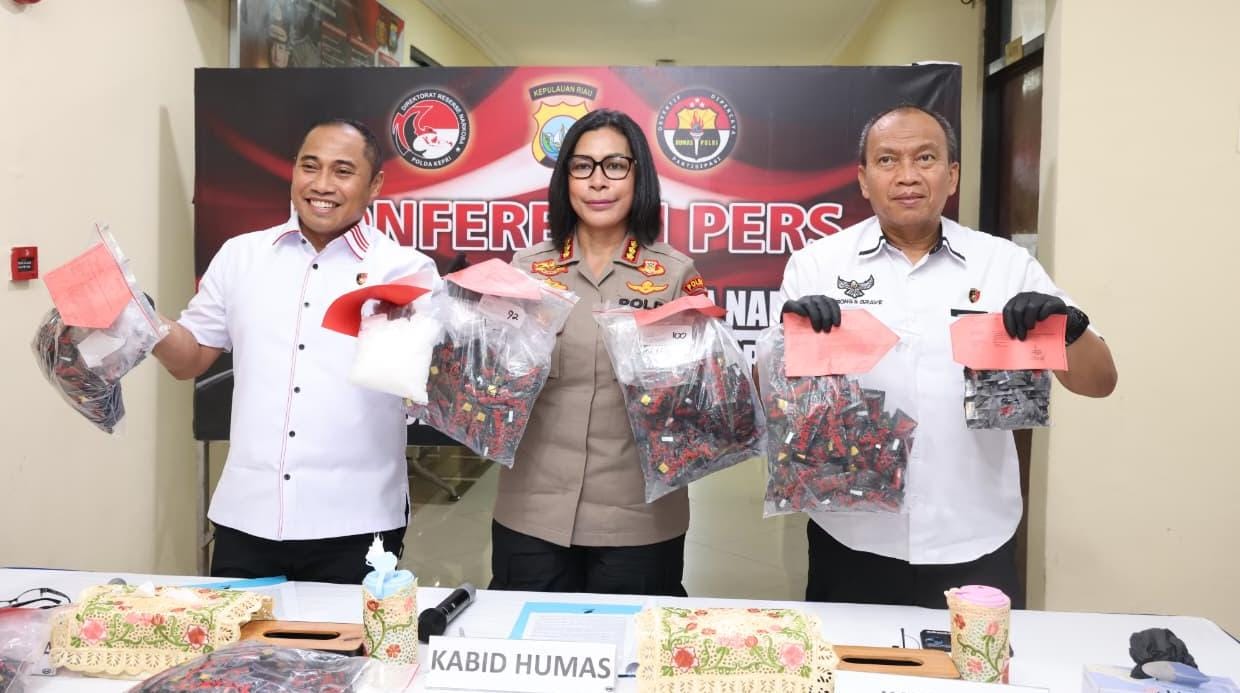 Polda Kepri Bongkar 16 Kasus Narkoba, 17 Tersangka Ditangkap 4 Kg Sabu Disita dan 1.319 Vape Etomidate