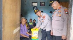 Senyum Bahagia Kakek Ini Pecah Saat Kapolsek Bengkong AKP Tigor Dabariba  Datang Membawa Bantuan Beras