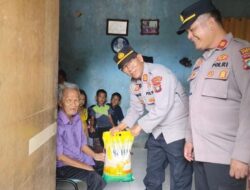 Senyum Bahagia Kakek Ini Pecah Saat Kapolsek Bengkong AKP Tigor Dabariba  Datang Membawa Bantuan Beras