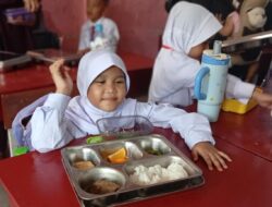 Hari Pertama Sekolah, Siswa Kelas 1-6 SDN 010 Sagulung Batam Kembali Nikmati Makan Bergizi Gratis