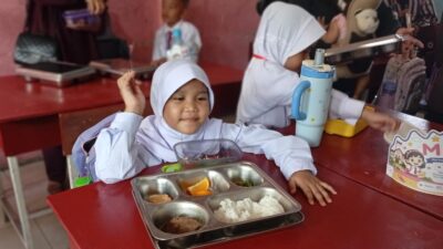 Hari Pertama Sekolah, Siswa Kelas 1-6 SDN 010 Sagulung Batam Kembali Nikmati Makan Bergizi Gratis