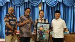 Pimpinan DPRD Kota Batam Hadiri Doa Syukuran Milad ke-58 Wali Kota Amsakar Achmad, Serahkan Cinderamata Karikatur
