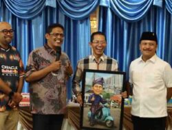 Pimpinan DPRD Kota Batam Hadiri Doa Syukuran Milad ke-58 Wali Kota Amsakar Achmad, Serahkan Cinderamata Karikatur