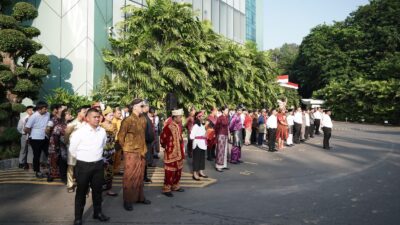 Wyndham Panbil Batam Gelar Upacara HUT ke-81 RI, Karyawan Tampil dalam Balutan Pakaian Adat Nusantara