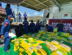 Polri Distribusikan Bantuan Logistik Kapolri untuk Korban Gempa di Pulau Flores NTT
