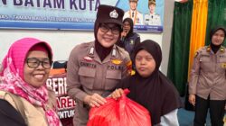 Senyum Bahagia Warga Disabilitas Batam Terima Bantuan Sembako dari Polwan Polresta Barelang