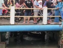 Mobil Suzuki Ertiga Hanyut Saat Parkir di Bengkong, Terseret Arus Parit Meluap