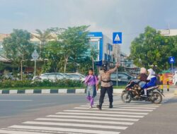 Polwan Engku Putri Kawal Penyeberangan Siswa SDN 001 Sungai Panas, Pastikan Aman di Jam Sekolah