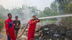 Polsek Sekupang Respons Cepat Kebakaran Sampah Liar di Tiban Baru, Api Padam Tanpa Korban