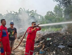 Polsek Sekupang Respons Cepat Kebakaran Sampah Liar di Tiban Baru, Api Padam Tanpa Korban