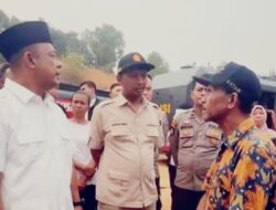 Ketua DPRD Kepri Iman Sutiawan Tampung Aspirasi Warga yang Demo Air Bersih di Depan KEK Nongsa