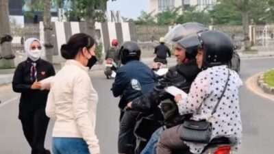 Li Claudia Chandra Bagikan Masker kepada Warga di Tengah Kabut Asap Tebal Batam