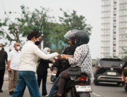 Peduli Kesehatan Masyarakat, BP Batam Bagikan Masker di Tengah Sebaran Kabut Asap