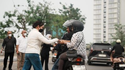 Peduli Kesehatan Masyarakat, BP Batam Bagikan Masker di Tengah Sebaran Kabut Asap
